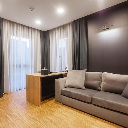 Hotel Platinia Cluj-Napoca Exterior foto A living room with a sofa
