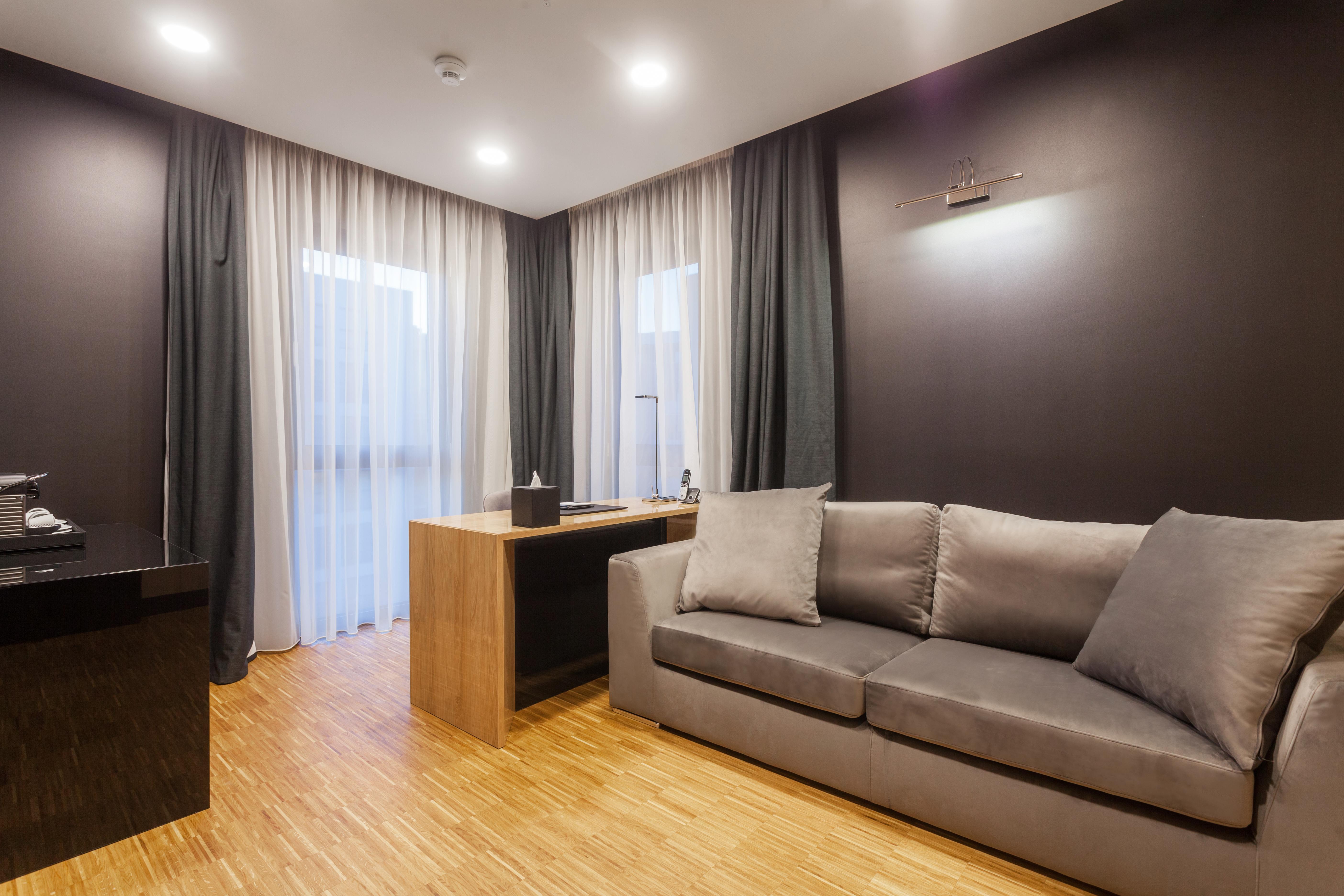 Hotel Platinia Cluj-Napoca Exterior foto A living room with a sofa