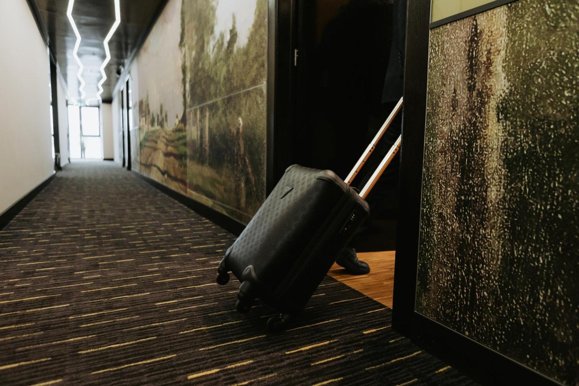 Hotel Platinia Cluj-Napoca Exterior foto A suitcase