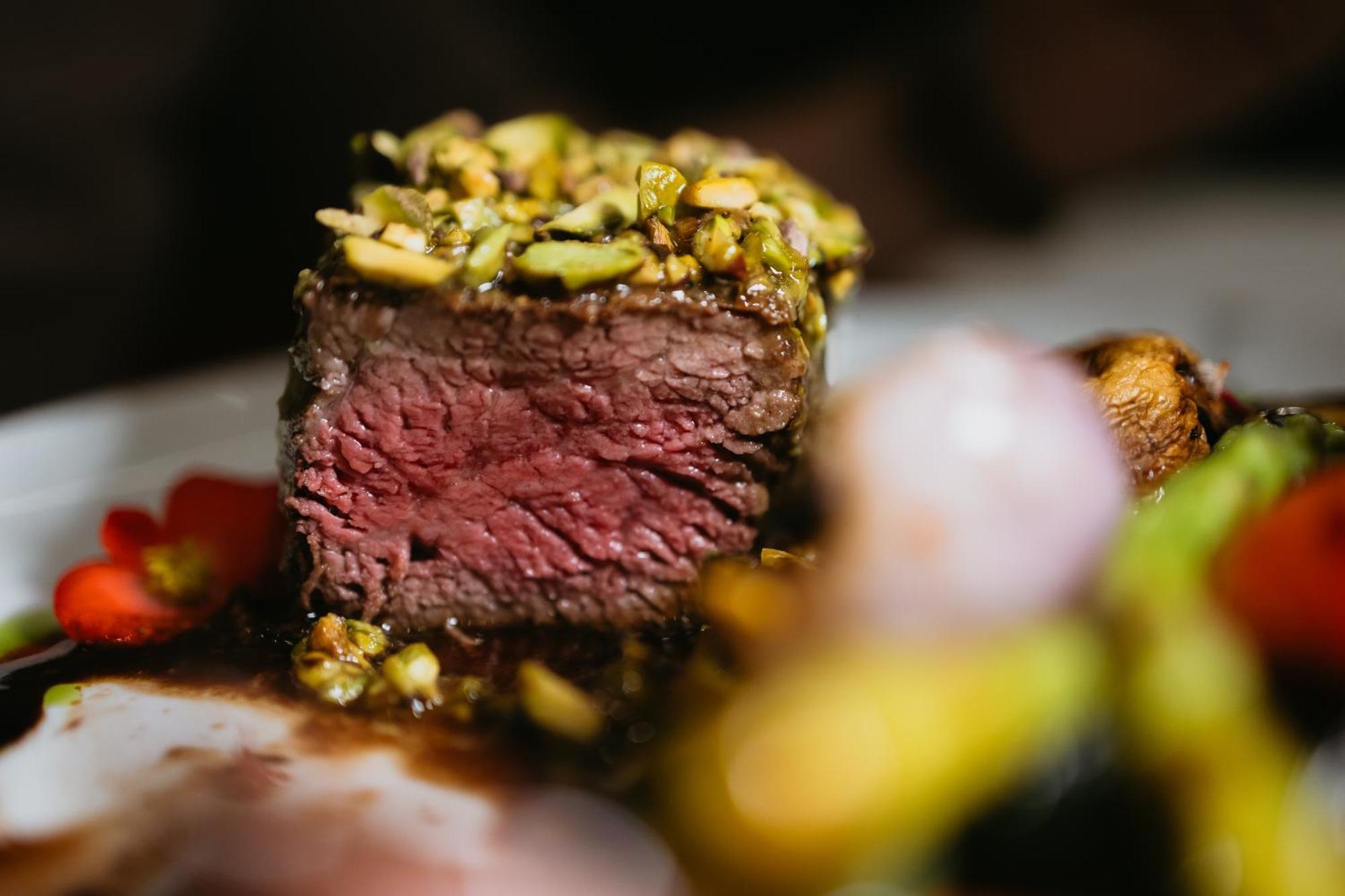 Hotel Platinia Cluj-Napoca Exterior foto A pistachio crusted steak