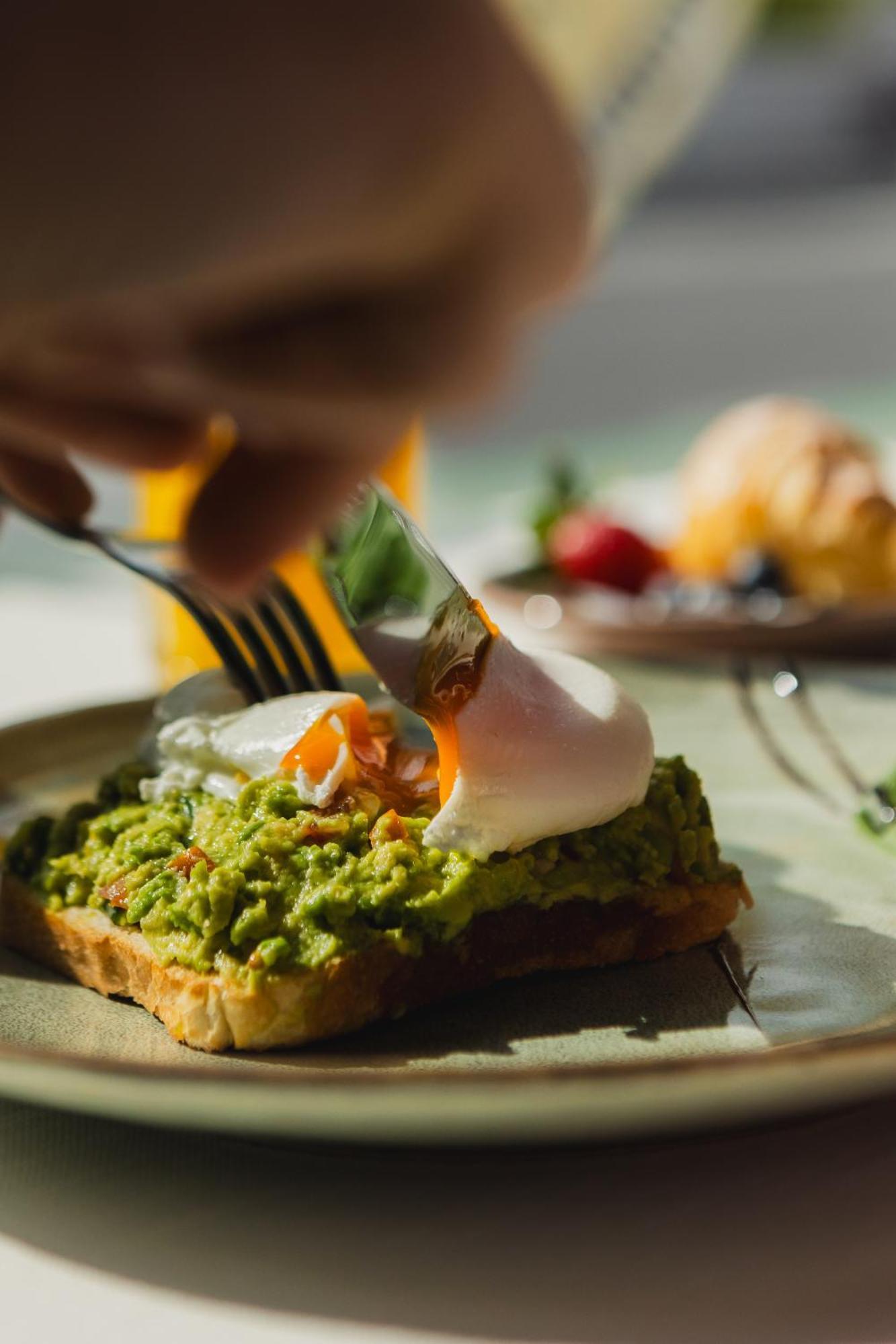 Hotel Platinia Cluj-Napoca Exterior foto Avocado and egg on toast