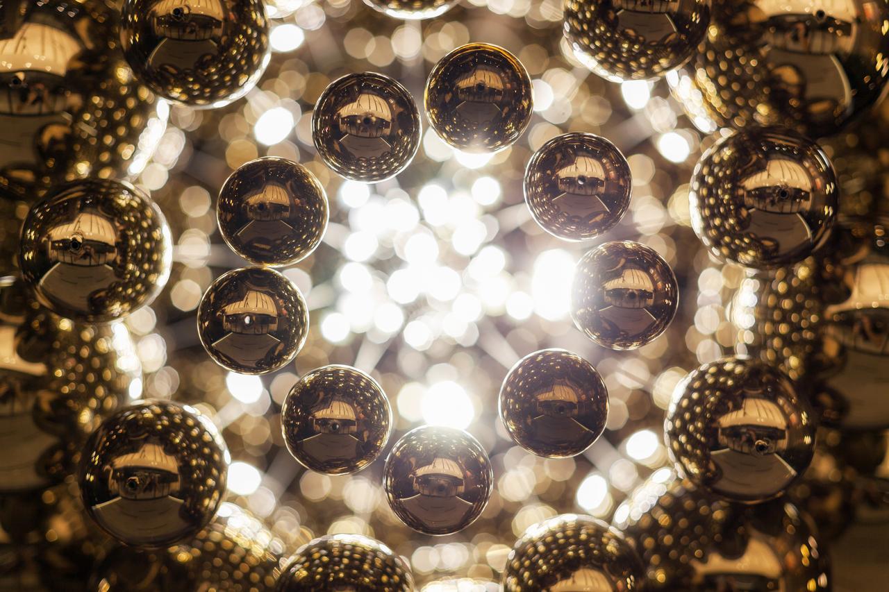 Hotel Platinia Cluj-Napoca Exterior foto A close-up of a mirror ball