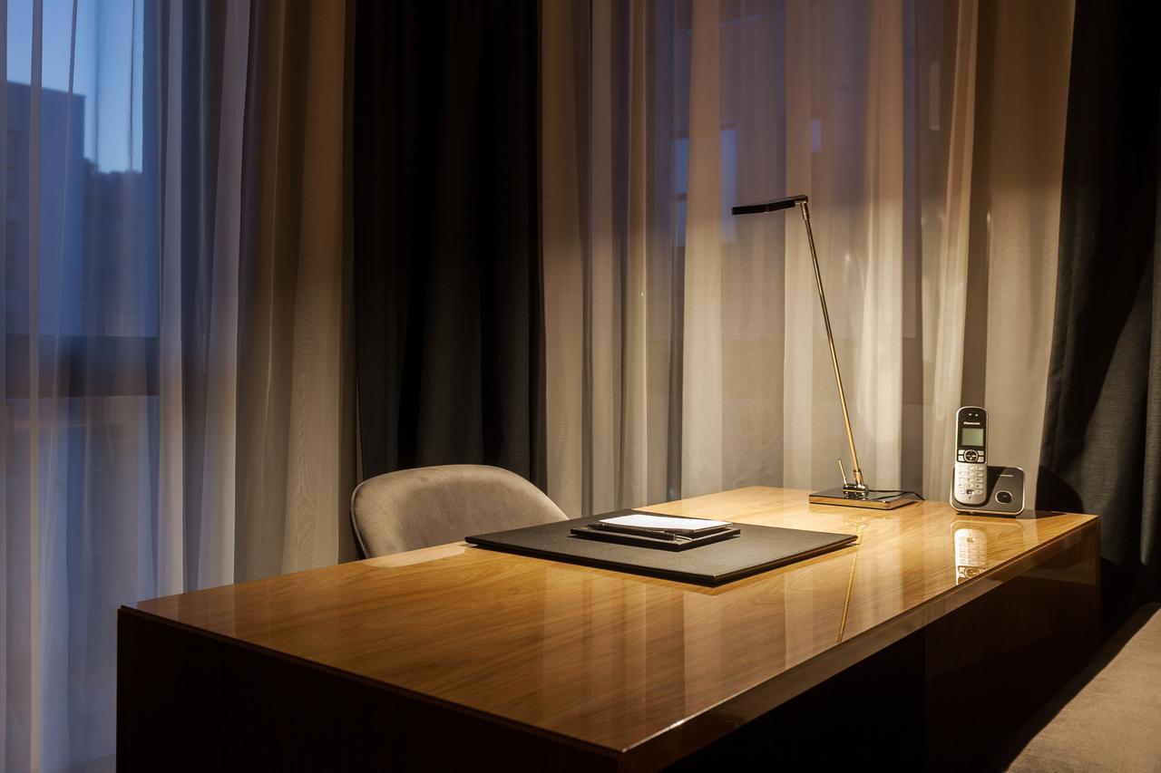 Hotel Platinia Cluj-Napoca Exterior foto A desk in a hotel room