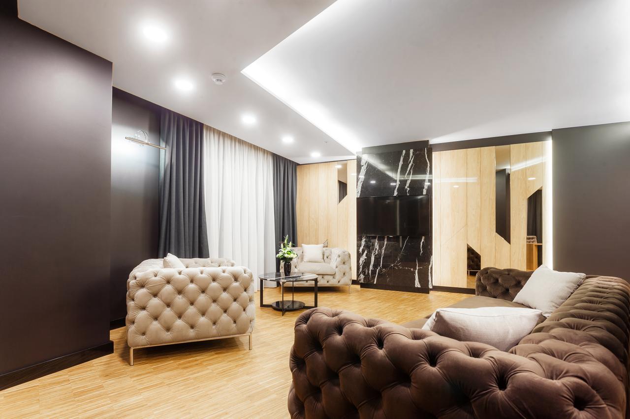 Hotel Platinia Cluj-Napoca Exterior foto A living room with a suspended ceiling